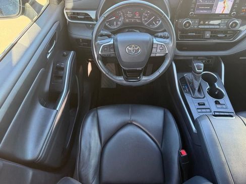 Used 2020 Toyota Highlander XLE AWD/4WD image 9