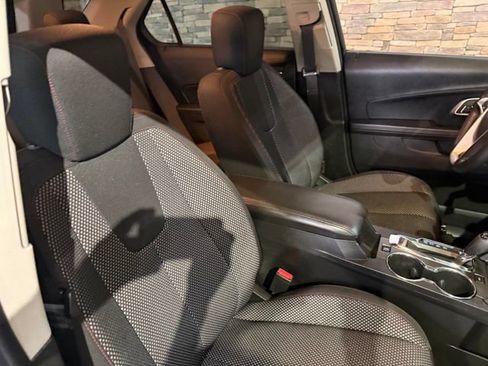 Used 2017 Chevrolet Equinox LT w/ Convenience Package FWD image 2