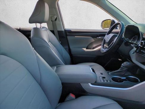 Used 2023 Toyota Highlander XLE FWD image 22