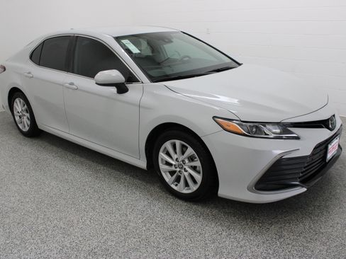 Used 2024 Toyota Camry LE FWD image 4