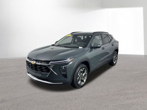 Used 2025 Chevrolet Trax LT w/ LT Convenience Package image 11