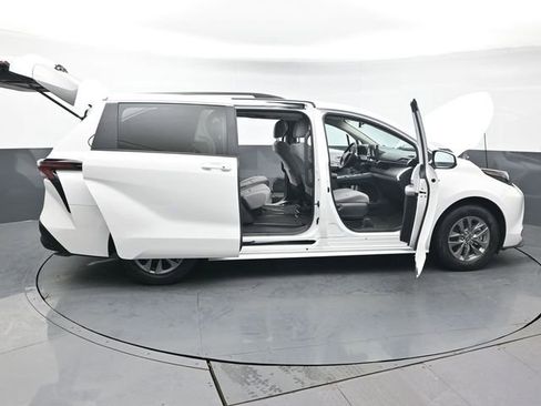 Used 2025 Toyota Sienna LE image 54