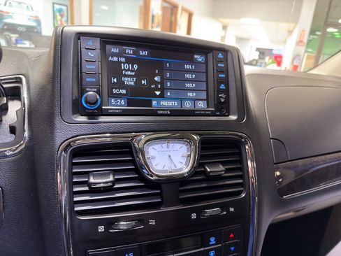 Used 2016 Chrysler Town & Country Touring-L image 42