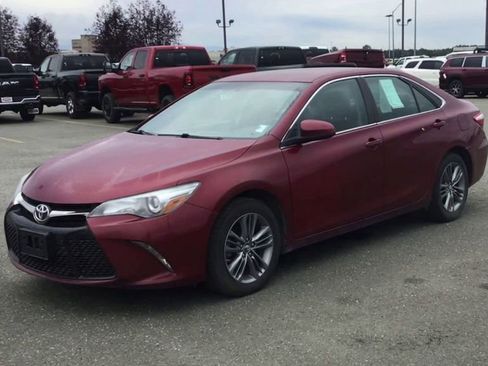 Used 2017 Toyota Camry SE image 4