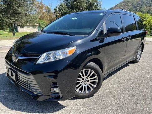 Used 2019 Toyota Sienna XLE Premium w/ Carpet Mat Package FWD image 1