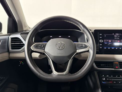 Used 2025 Volkswagen Taos SE FWD image 9