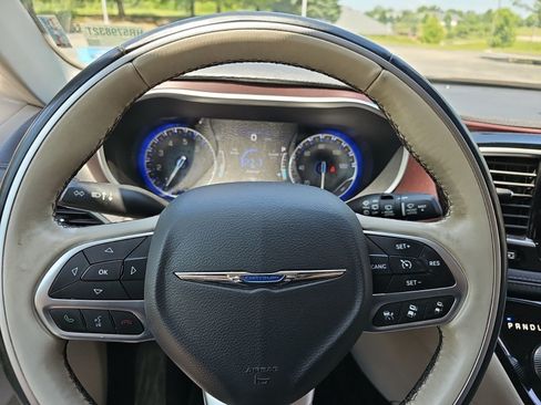 Used 2017 Chrysler Pacifica Limited w/ Advanced Safetytec Group FWD image 21