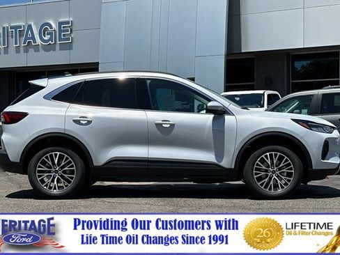 New 2025 Ford Escape SE image 3