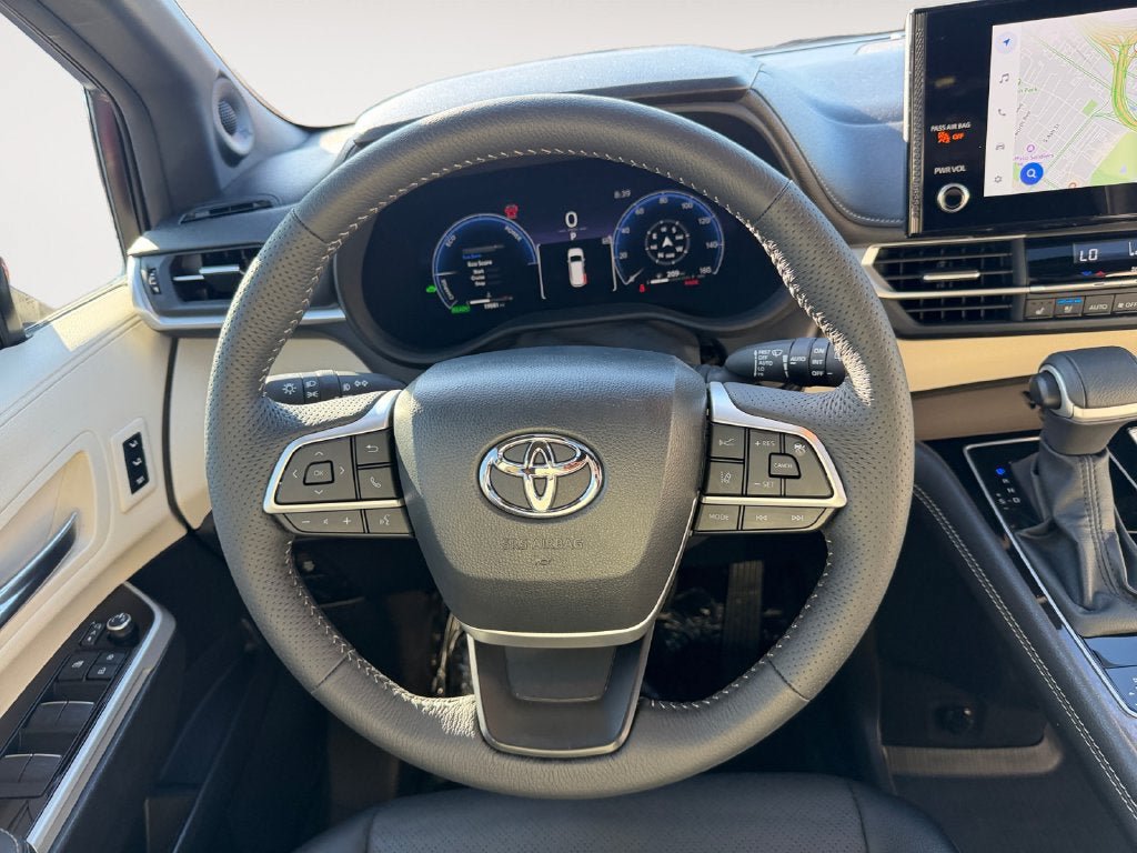 Used 2025 Toyota Sienna Platinum AWD/4WD image 14