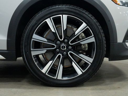 Used 2023 Volvo V60 B5 Cross Country Ultimate w/ Climate Package image 13