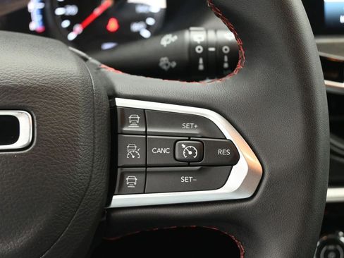 Used 2025 Jeep Compass Trailhawk image 14