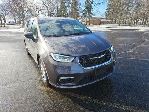 Used 2023 Chrysler Pacifica Touring-L image 8