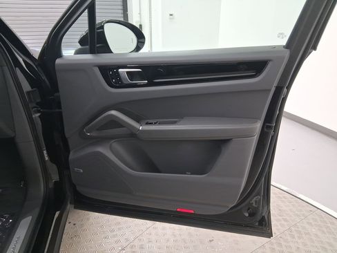 Used 2021 Porsche Cayenne image 35