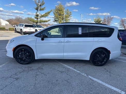 New 2026 Chrysler Pacifica Limited image 18