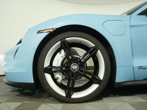 Used 2022 Porsche Taycan image 9