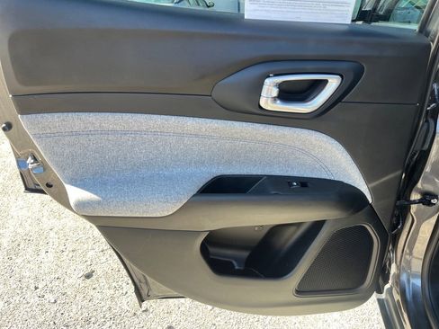 Used 2024 Jeep Compass Latitude AWD/4WD image 30