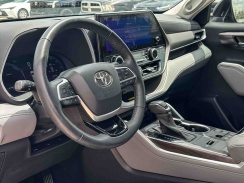 Used 2023 Toyota Highlander Limited image 12