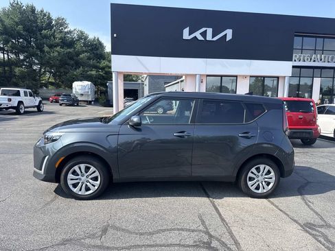 Used 2025 Kia Soul LX FWD image 2