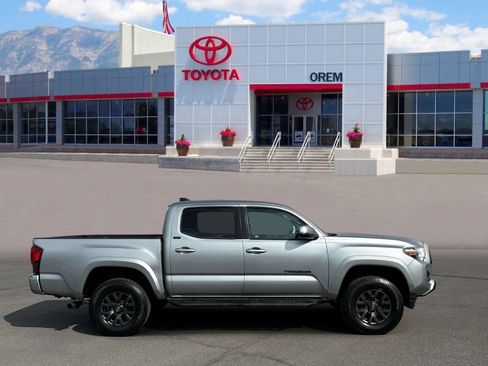 Used 2023 Toyota Tacoma SR5 w/ Technology Package AWD/4WD image 3