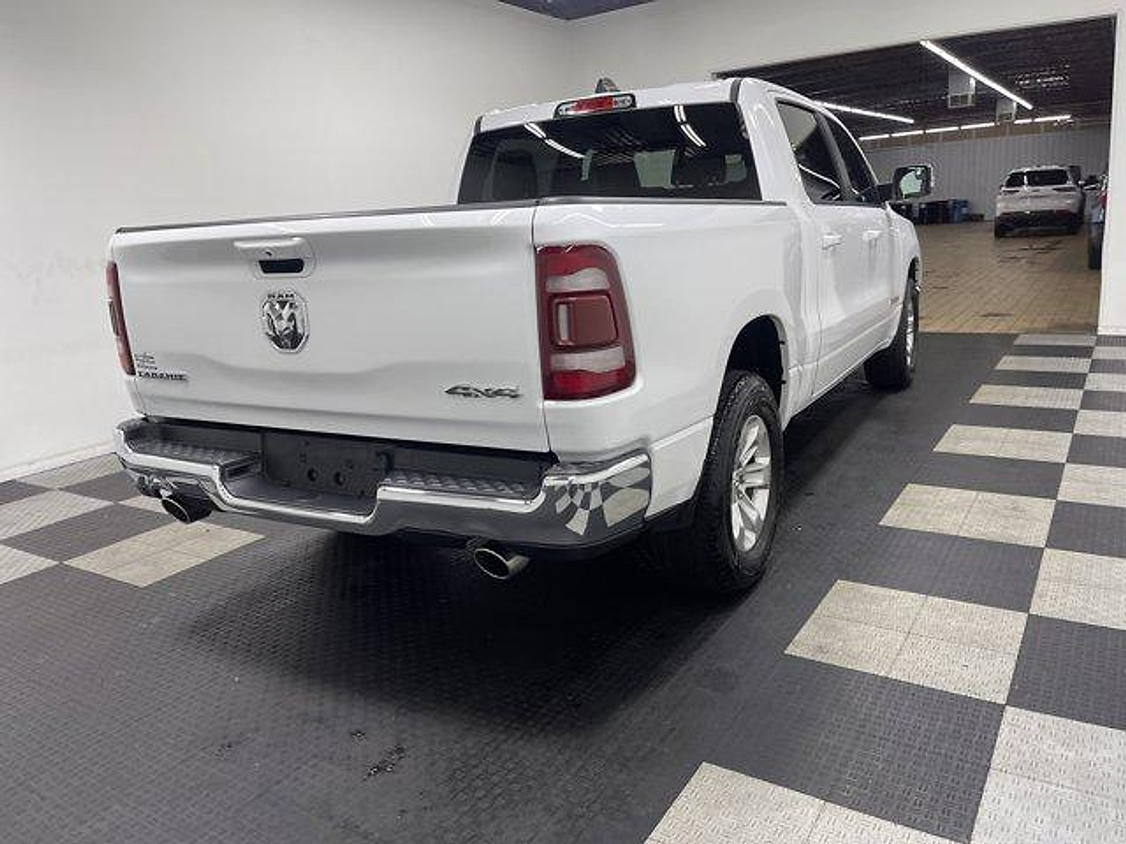Used 2024 RAM 1500 Laramie AWD/4WD image 4