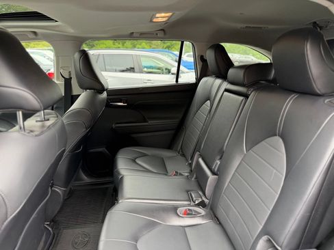 Used 2021 Toyota Highlander XLE AWD/4WD image 6