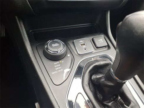 Used 2020 Jeep Cherokee Limited image 18