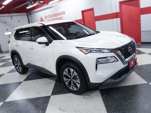 Used 2021 Nissan Rogue SV image 3