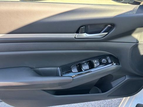 New 2025 Nissan Altima 2.5 SR image 8