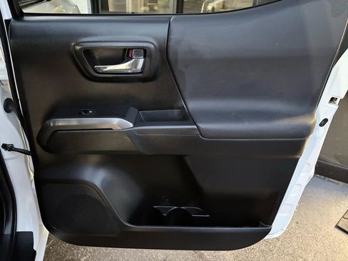 Used 2022 Toyota Tacoma TRD Sport w/ Technology Package image 17