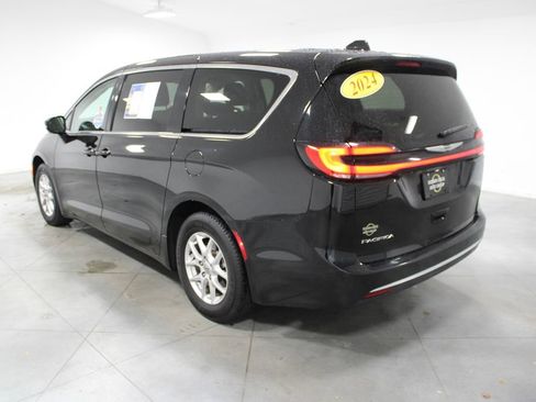 Used 2024 Chrysler Pacifica Touring-L image 7