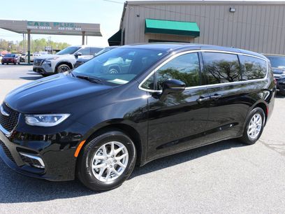 Used 2026 Chrysler Pacifica Select