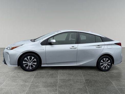 Used 2022 Toyota Prius LE image 2