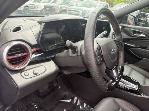 Used 2024 Chevrolet Trax RS w/ Sunroof Package FWD image 20