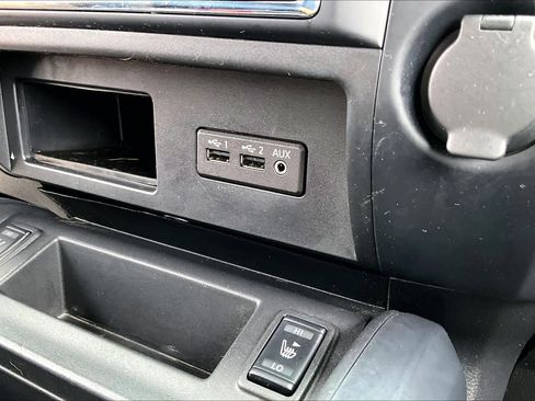 Used 2019 Nissan Titan SV w/ SV Convenience Package image 35