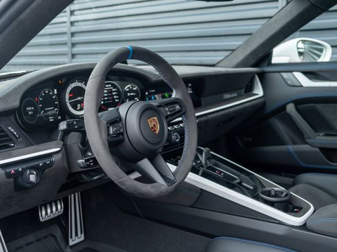 Certified 2024 Porsche 911 Dakar image 4