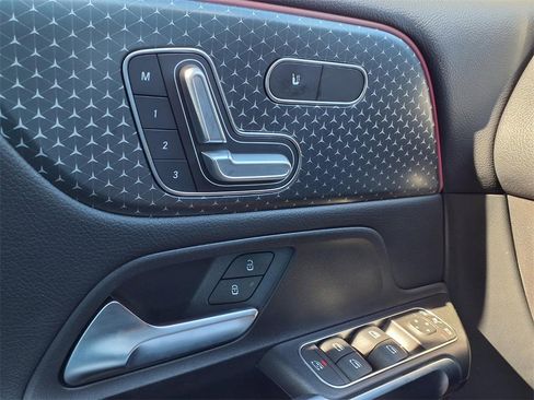 Used 2025 Mercedes-Benz GLB 250 image 35