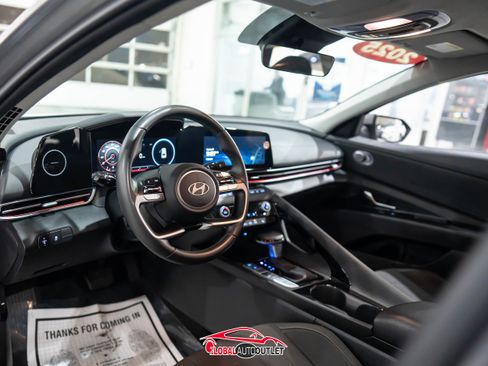 Used 2025 Hyundai Elantra SEL image 11