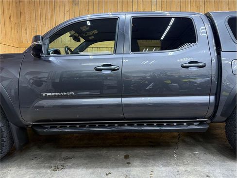 Used 2017 Toyota Tacoma TRD Off-Road AWD/4WD image 12