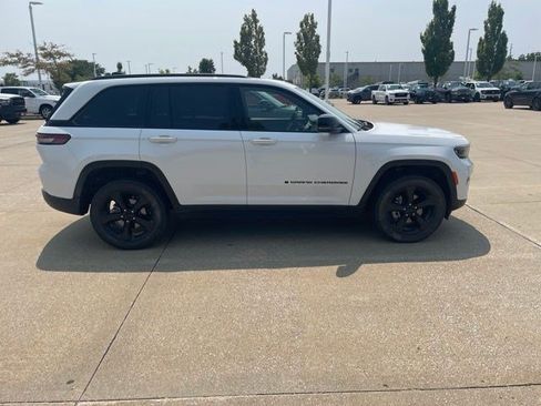 Used 2023 Jeep Grand Cherokee Altitude AWD/4WD image 6
