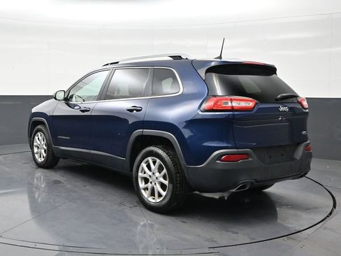 Used 2018 Jeep Cherokee Latitude Plus w/ Cold Weather Group FWD image 3
