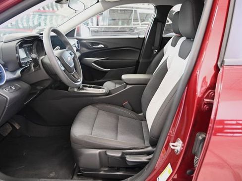 Used 2025 Chevrolet Trax LS w/ LS Convenience Package image 10