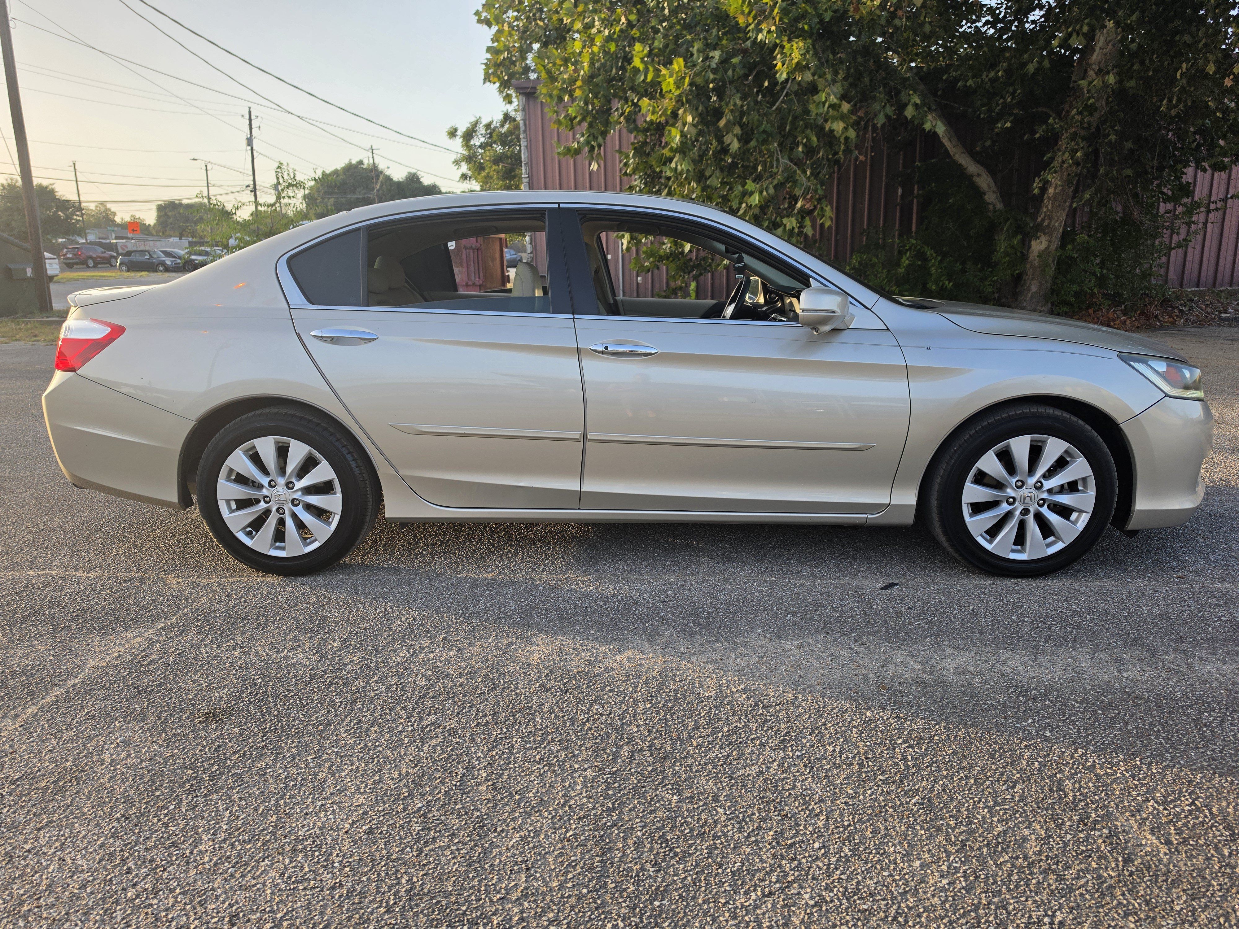 Used 2015 Honda Accord EX-L image 9