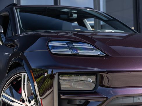 Certified 2024 Porsche Macan Turbo Electric AWD/4WD image 19