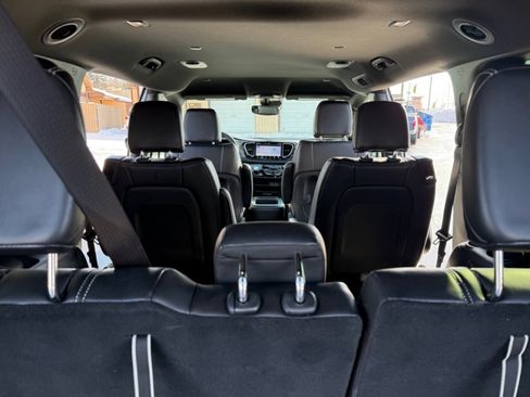 Used 2025 Chrysler Pacifica Select FWD image 16