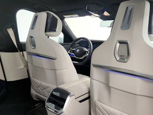 Used 2023 BMW i7 xDrive60 AWD/4WD image 41