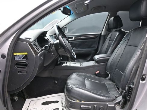 Used 2013 Hyundai Genesis 3.8 RWD image 9