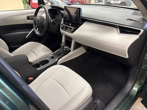 Used 2025 Toyota Corolla Cross LE w/ Moonroof Package image 18