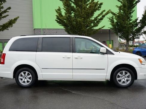 Used 2010 Chrysler Town & Country Touring image 2