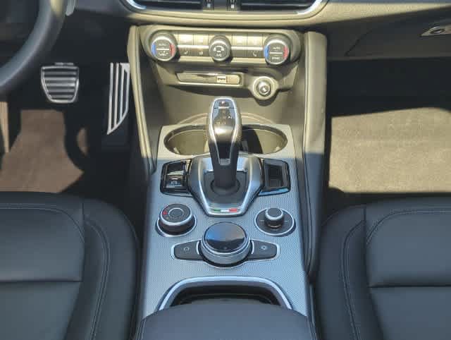 Used 2025 Alfa Romeo Giulia AWD image 29