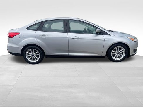 Used 2016 Ford Focus SE w/ SE Power Seat Package FWD image 9